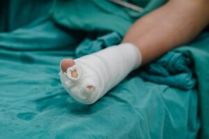 A person has sufered a foot or toe injury