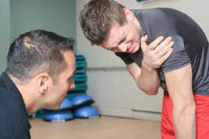 PERSON WITH INJURED SHOULDER AFTER A GYM ACCIDENT