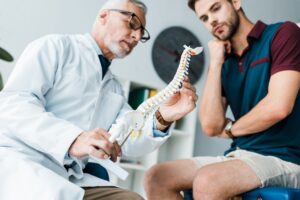 DOCTOR DISCUSSING SPINAL DIAGNOSIS WITH A PATIENT
